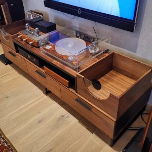 Полка под музыкальную технику