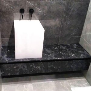 Стильная тумба с раковиной из искусственного камня